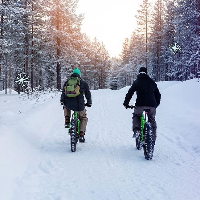 Talvipyöräilyn iloa – Hyvä mieli ja parempi kunto! 🚴‍♀️❄️ Talvipyöräily on loistava tapa nauttia ulkoilmasta ja pysyä aktiivisena kylminäkin kuukausina! Kun käytössä on oikeat varusteet, kuten nastarenkaat ja lämpimät vaatteet, talvipyöräily voi olla sekä mukavaa että turvallista. Talvipyöräily on kasvattanut suosiotaan, ja se tarjoaa erinomaisen mahdollisuuden ylläpitää kuntoa ja kohentaa mielialaa myös talviaikaan.  Pyöräliiton Janne Paananen rohkaisee kaikkia lähtemään pyörän selkään myös kylmällä säällä: “Pyöräily talvella on hauskaa ja virkistävää. Hyvä varustus tekee siitä nautinnollista – talvikin on pyöräilykausi!” Oletko jo kokeillut talvipyöräilyä? 🔥❄️ Lue lisää: https://oomi.fi/yritykset/ajankohtaista-yrityksille/talvipyorailyn-iloa-hyva-mieli-ja-parempi-kunto/