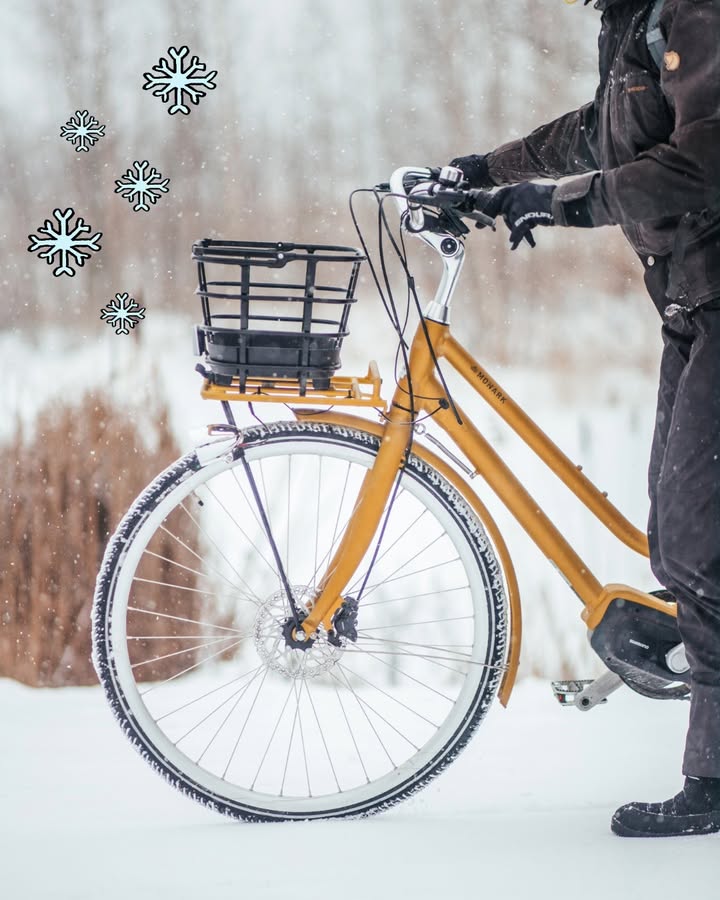 🚴‍♂️❄️ Talvipyöräilijän selviytymisopas ❄️🚴‍♀️Talvi tulee, oletko valmis? Tässä meidän vinkit kaikille talvipyöräilijöille:1️⃣ Varusteet kuntoon! Muista hyvät nastarenkaat, niin pyöräily sujuu vaivatta.2️⃣ Kerroksia, kerroksia, kerroksia! Kaikki lähtee lämpimästä pukeutumisesta. 3️⃣ Näkyvyys ennen kaikkea! Tähän pätee sama motto kuin jouluvalojen määrään: enemmän on enemmän. Siispä hyvät valot ja paljon heijastimia!4️⃣ Asenne kuitenkin ratkaisee, eikös vaan? Hymy huulille ja polkemaan!