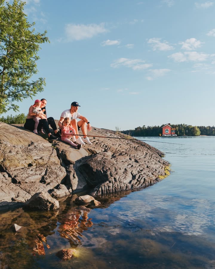 Siintääkö suunnitelmissa jo kesä ja mökkeily? Nappaa meiltä vinkit, mitä ottaa huomioon kun valitaan sähkösopimus mökille! 🏡Sähkösopimusta valitessa pidetään mielessä muun muassa mökin käyttöaste ja -tarkoitus:🌿 Ollaanko mökillä ympäri vuoden, vai pelkästään kesällä?🌿 Onko neliöitä yhdelle tai kahdelle, vai isommalle porukalle?🌿 Kuten kotona, myös mökillä sähkön kokonaiskulutukseen vaikuttaa eniten lämmitysmuoto sekä mökillä myös sähkölaitteiden määräLisää mökkivinkkejä voit lukea verkkosivuiltamme: https://oomi.fi/oomi/artikkelit/sahkosopimus-mokille/#sähkösopimusmökille #oomi