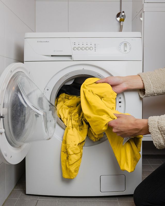 Sähkönsäästäjän tunnistaa tiski- ja pyykinpesukoneen käytöstä! 👍 Koneet kannattaa täyttää huolellisesti ja pestä vasta täytenä. Aina vaatteita ei myöskään tarvitse varsinaisesti pestä – usein pelkkä tuulettaminen riittää!#pyykinpesu #pyykinpesukone #pyykkipäivä #koti #arki #oomienergia #sähkönsäästö #säästövinkki