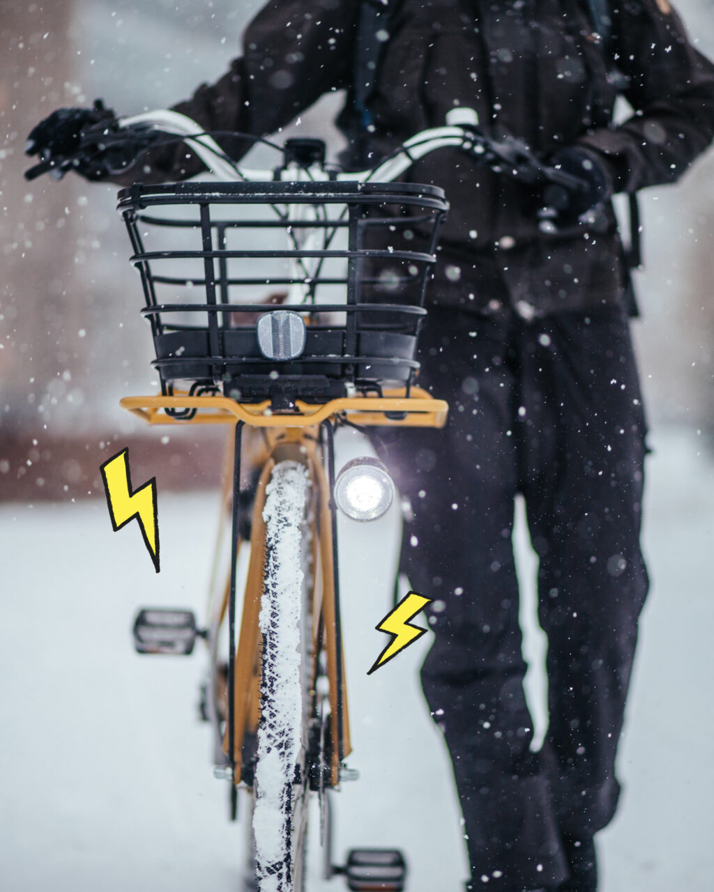 Työsuhdepyöräetu on lisännyt merkittävästi talvipyöräilyä. 🚲Laadukkaalla pyörällä ja oikeanlaisilla varusteilla pyöräilykausi ei rajoitu pelkästään sulan maan aikaan, ja työmatkapyöräily voi olla osa arkiliikuntaa vuodenajasta riippumatta. Muista ainakin nämä, kun pohdit talvipyöräilyn aloittamista:1️⃣Panosta laadukkaaseen pyörään, joka kestää talviolosuhteita.2️⃣Oikeanlaiset renkaat lumelle ja liukkaalle kelille.3️⃣Valot ovat pakollinen varuste pimeässä ajaessa. Eteen valkoinen valo ja taakse punainen. 4️⃣Kerrospukeutuminen – säädä kerroksia lämpötilan ja kosteuden mukaan.#työsuhdepyöräetu #talvipyöräily #oomienergia #työsuhdepyörä