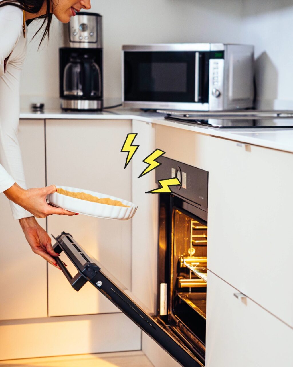 Säästä sähköä keittiössä – näin kokkaat energiatehokkaammin: 🍲 Kokkaile isommin. Suunnittele ateriat etukäteen ja valmista ruokaa kerralla enemmän. Mikrossa lämmittäminen vie vain murto-osan uunin energiasta!🔥 Valitse fiksut keittiökoneet. Mikro ja airfryer ovat energiatehokkaampia kuin uuni, joten hyödynnä niitä aina kun mahdollista.♨️ Käytä jälkilämpöä. Sammuta uuni hieman ennen ruoan valmistumisen loppua ja anna ruoan kypsyä loppuun jälkilämmöllä.💧 Älä keitä vettä turhaan. Käytä vedenkeittimeen vain tarvittava määrä vettä, niin säästät energiaa ja vettä samalla kertaa.🍜 Kansi on kaveri. Kattiloissa kiehuu nopeammin, kun laitat kannen päälle. Näin lämpö ei karkaa harakoille!#oomi #sähkö #sähkönsäästö #ruoanlaitto