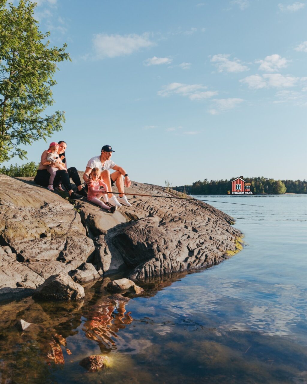 Siintääkö suunnitelmissa jo kesä ja mökkeily? 😎 Nappaa meiltä vinkit, mitä ottaa huomioon kun valitaan sähkösopimus mökille! 🏡Sähkösopimusta valitessa pidetään mielessä muun muassa mökin käyttöaste ja -tarkoitus:🌿 Ollaanko mökillä ympäri vuoden, vai pelkästään kesällä?🌿 Onko neliöitä yhdelle tai kahdelle, vai isommalle porukalle?🌿 Kuten kotona, myös mökillä sähkön kokonaiskulutukseen vaikuttaa eniten lämmitysmuoto, sekä mökillä myös sähkölaitteiden määrä.Lisää mökkivinkkejä voit lukea verkkosivuiltamme oomi.fi/oomi/artikkelit/sahkosopimus-mokille 👉#sähkösopimusmökille #oomi
