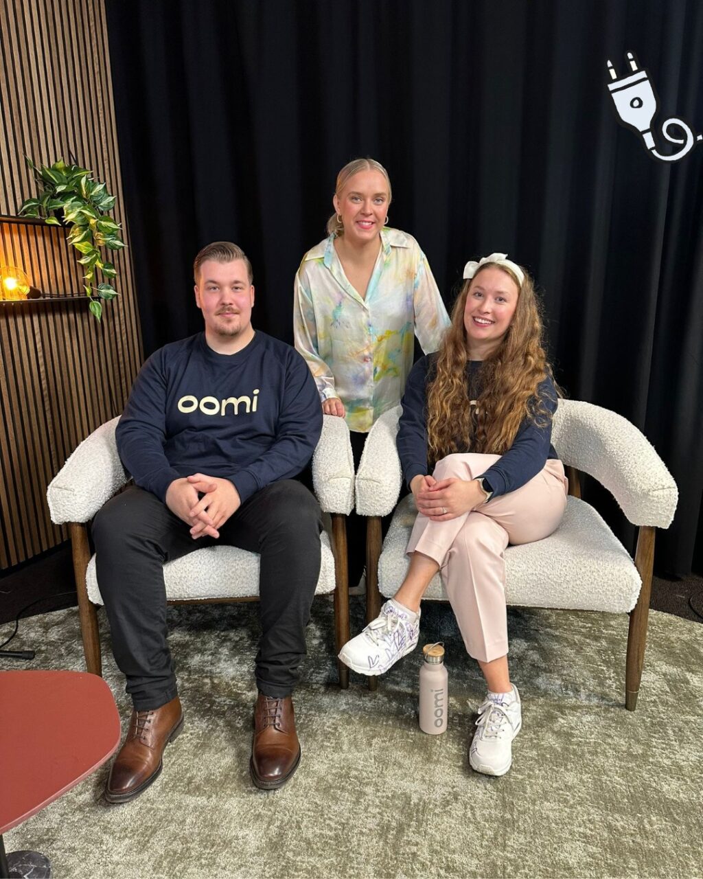 Kaipaatko kuunneltavaa sateisiin kesäpäiviin? Nappaa korville Oomilaisena-podcast!Oomilaisena-podissa on puhetta muun muassa työkulttuurista ja työntekijäkokemuksesta, energia-alan trendeistä, johtamisesta ja tulevaisuuden uramahdollisuuksista sekä kesätöistä Oomilla. 🤩Löydät kaikki jaksot kootusti sivuiltamme kohdasta Töissä Oomissa!#oomilaisena #podcast