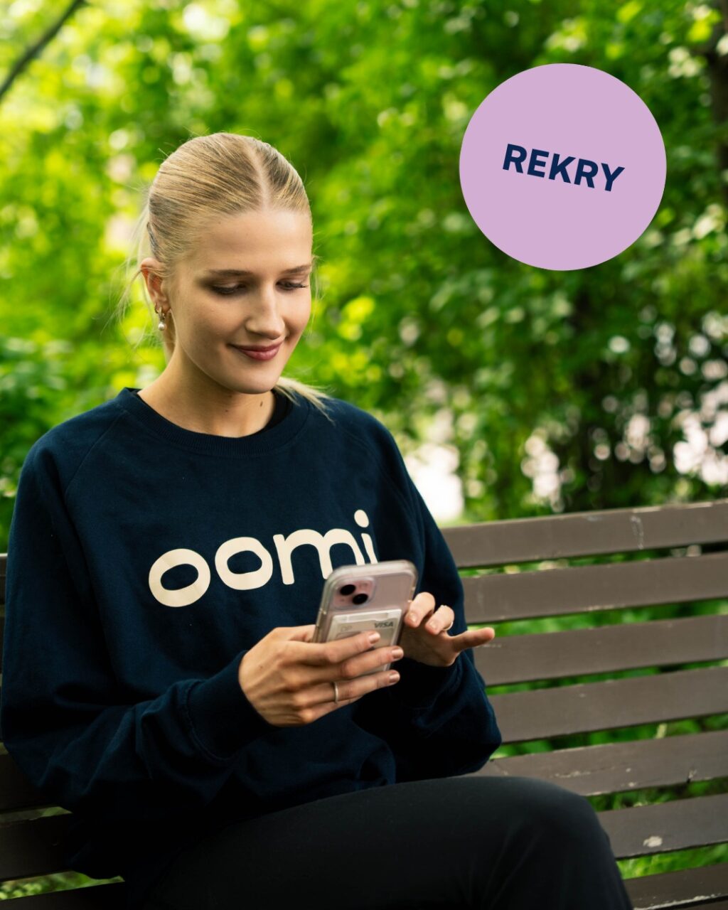 Rekry: Asiakasneuvojaksi Ouluun 💛 Pidätkö asiakaskohtaamisista ja nautit ongelmien ratkaisemisesta? Haluatko olla mukana luomassa hyväntuulista ja erinomaista asiakaskokemusta? Etsimme nyt 3-5 uutta vahvistusta asiakaspalvelutiimiimme Ouluun. Tässä roolissa pääset auttamaan asiakkaita monikanavaisesti – puhelimitse, chatissa, somessa ja sähköpostitse – sekä tarjoamaan ratkaisuja, jotka tekevät arjesta helpompaa. Osallistut aktiivisesti myös palveluiden lisämyyntiin. Pakettiin kuuluu:⚡ Mukava ja kannustava työyhteisö⚡Joustava työarki hybridityön kautta⚡Mahdollisuus edistää palveluiden ja järjestelmien kehitystä⚡Toistaiseksi voimassa oleva työsopimus, aloitus syys-lokakuussaTyösuhde solmitaan Eilakaislan ja työntekijän välillä. Tehtävässä on mahdollisuus työllistyä myöhemmin myös Oomille. Haethan pian tai viimeistään 21.9. – käsittelemme hakemuksia jo hakuaikana! Katso tarkemmat tiedot ja hae mukaan - linkin löydät biosta!#rekry #asiakaspalvelu #asiakasneuvoja