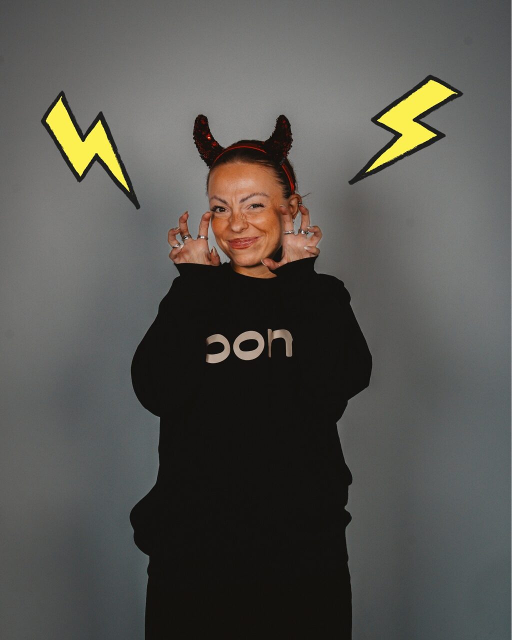 Halloweenin pimeys voi olla hyytävä – mutta ei hätää! Pidä tunnelma karmivana sammuttamalla turhat valot ja käyttämällä sähköä fiksusti. 🦇⚡#oomi #sähkö