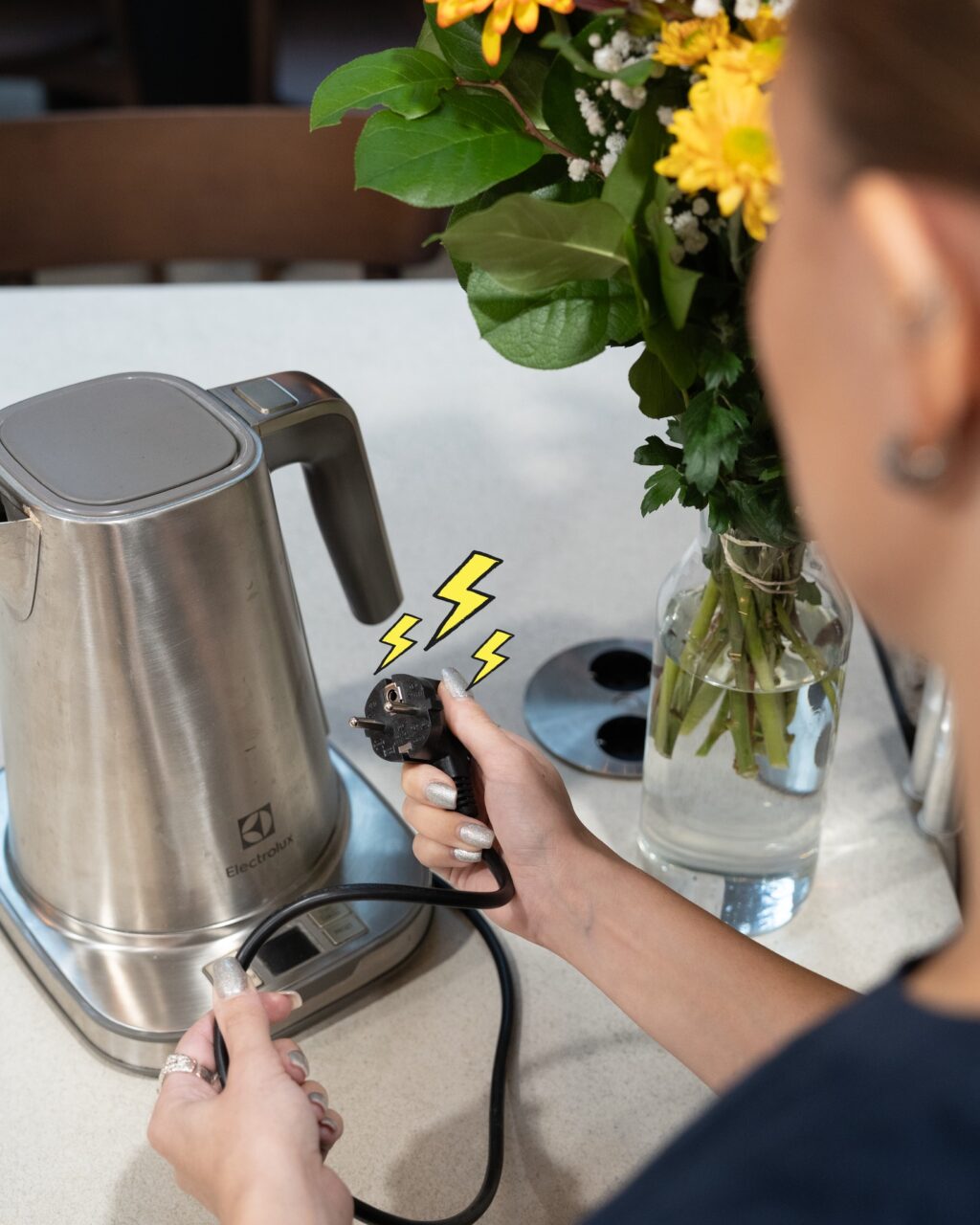 Kodin sähkö tuo turvaa, mutta myös vastuuta.⚡ Tarkista laitteet ja johdot säännöllisesti.⚡ Vältä sähkölaitteiden ylikuormittamista ja liiallista jatkojohtojen käyttöä.⚡ Sähkötöihin aina ammattilainen.⚡ Korjauta viat heti – turvallisuus ennen kaikkea!#oomi #sähkö #sähköturvallisuus