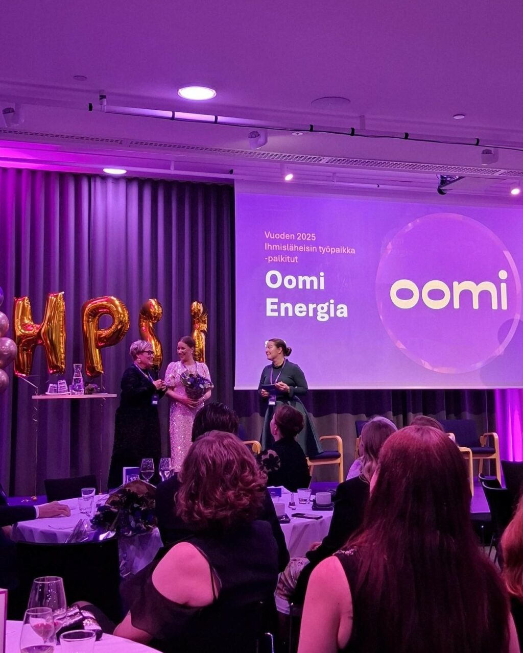 Oomikä sijoitus! Oomille 2. sija HumanPower25 -kilpailun kategoriassa "Ihmisläheisin työpaikka – alle 250 henkilöä" 💛Jo finaalipaikka oli meille suuri kunnia, ja on upeaa, että panostuksemme oomilaisten yhteisölliseen kulttuuriin ja ihmisläheiseen tapaan toimia on huomattu. Suuri kiitos kaikille oomilaisille, kun luotte tätä kulttuuria. 💛Suuret onnittelut myös kaikille muille HumanPower25 -finalisteille ja voittajille! Teemme hienoa työtä ihmisläheisemmän työelämän eteen.Kuvassa Oomin henkilöstöjohtaja Mervi Rastinniemi ja henkilöstöpäällikkö Mira Repo vastaanottamassa palkintoa Humanpower 2025 -gaalassa.#humanpower25 #oomilaiset