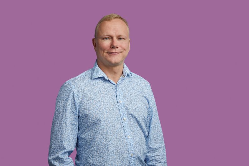 Uutta virtaa Oomin kehitykseen – Janne Vaitomaa Oomin kehityspäälliköksi ⚡ Olemme iloisia saadessamme kertoa, että Janne Vaitomaa palaa Oomille ja aloittaa työt kehityspäällikkönä toukokuun aikana! Janne tuo mukanaan huippuosaamista muun muassa sähkökaupasta, riskienhallinnasta ja energiamarkkinoiden kehityksestä.Nyt alkavassa tehtävässään kehityspäällikkönä Oomin Talous ja riskienhallinta -tiimissä Janne tuo kaivattua lisäresurssia erityisesti kehitysprojekteihin, jotka tukevat Oomin kasvustrategiaa jatkuvasta kehityksestä."On hienoa palata Oomille ja päästä kehittämään energiaratkaisuja, joilla on aidosti merkitystä asiakkaillemme. Energiamarkkinoiden murros vaatii ketterää kehitystä ja vahvaa yhteistyötä, ja juuri näitä asioita Oomilla osataan tehdä”, Janne kuvailee.Tervetuloa Oomille, Janne! 