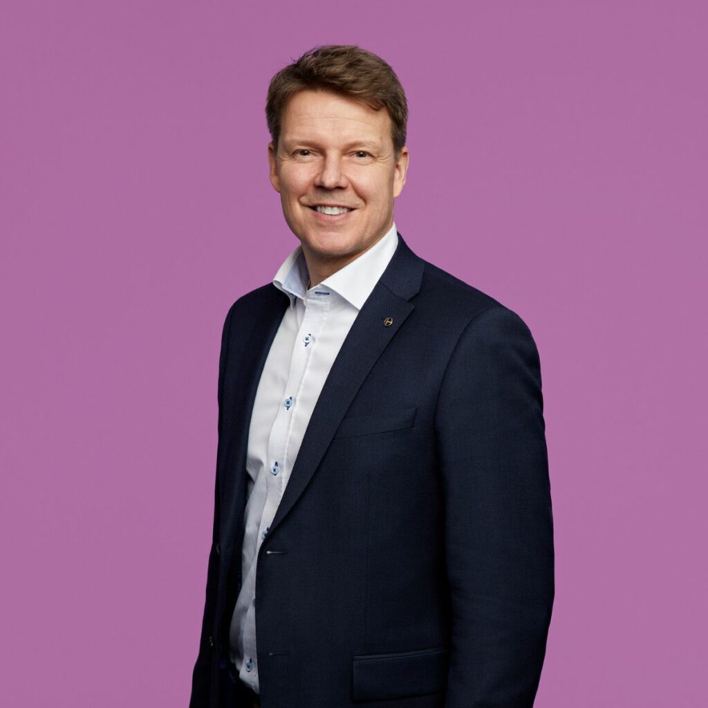 Yrityksen sähkönhankinta järkevästi haltuun - lue blogista, miten Oomi palvelee yritysasiakkaita 💡 Sähkö itsessään ei näy, mutta sen vaikutukset näkyvät. Yrityksen sähkönhankinnassa asiakkaan ja myyjän toimiva yhteistyö korostuu, kun sähkönhinnat heilahtelevat ja ympäristövastuullisuudelle asetetaan entistä suurempia vaatimuksia.  Yritysasiakkuudessa on tärkeää myös ymmärtää asiakkaan kulutus- ja toimialakohtaiset erityispiirteet."Yritysasiakkuus ei ole Oomille yksittäinen palvelutapahtuma, vaan jatkuva kumppanuus. Kun asiakas saa yhteyden helposti ja tietää, kuka hänen asiansa hoitaa, syntyy luottamus", kuvailee Oomin avainasiakkuuspäällikkö Pauli Luomajoki.👉 Lue lisää blogista - linkin löydät kommenteista.#oomi #sähkösopimus #B2B #energiaratkaisut #yrityksille