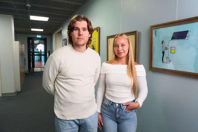 Kesätöissä Oomin yritysasiakaspalvelussa  - tutustu Niinan ja Matiaksen työhön 💛Oomilla on tänäkin kesänä työskennellyt kesäharjoittelijoita eri tiimeissä ja tehtävissä. Haastattelimme yritysasiakaspalvelun kesätyöntekijöitä Niinaa ja Matiasta työarjesta sekä tarvittavasta osaamisesta Oomilla.⚡"Olen oppinut paljon uutta sähköalasta ja saanut arvokasta käytännön kokemusta erilaisista asiakaspalvelutilanteista. Mieleen on jääneet erilaiset kohtaamiset asiakkaiden kanssa. Erityisesti asiakkaiden positiiviset palautteet ja kommentit piristävät aina. Se, kun kuulee että on onnistunut piristämään asiakkaan huonoa päivää, tekee omastakin päivästä paremman."Lue lisää haastattelusta sivuiltamme - linkki kommenteissa!Pääset myös mukaan Niinan ja Matiaksen tavalliseen työpäivään MyDay:n kautta Oomin Instagramissa - löydät sen kohokohdista!✨#oomi #yrityksille #yritysasiakaspalvelu #myday #kesätyö