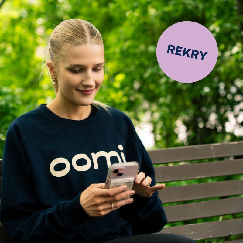 Rekry: Asiakasneuvojaksi Ouluun 💛 Pidätkö asiakaskohtaamisista ja nautit ongelmien ratkaisemisesta? Haluatko olla mukana luomassa hyväntuulista ja erinomaista asiakaskokemusta? Etsimme nyt 3-5 uutta vahvistusta asiakaspalvelutiimiimme Ouluun. Tässä roolissa pääset auttamaan asiakkaita monikanavaisesti – puhelimitse, chatissa, somessa ja sähköpostitse – sekä tarjoamaan ratkaisuja, jotka tekevät arjesta helpompaa. Osallistut aktiivisesti myös palveluiden lisämyyntiin. Pakettiin kuuluu:⚡ Mukava ja kannustava työyhteisö⚡Joustava työarki hybridityön kautta⚡Mahdollisuus edistää palveluiden ja järjestelmien kehitystä⚡Toistaiseksi voimassa oleva työsopimus, aloitus syys-lokakuussaTyösuhde solmitaan Eilakaislan ja työntekijän välillä. Tehtävässä on mahdollisuus työllistyä myöhemmin myös Oomille. Haethan pian tai viimeistään 21.9. – käsittelemme hakemuksia jo hakuaikana! Katso tarkemmat tiedot ja hae mukaan - linkin löydät kommenteista!  👉#rekry #asiakaspalvelu #asiakasneuvoja