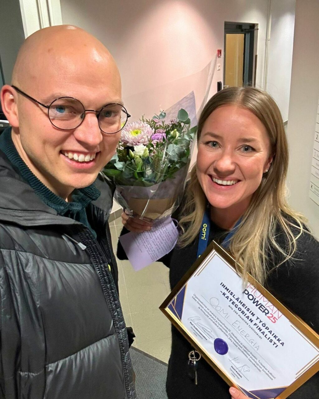 Oomikä uutinen – olemme Human Power 2025 -kilpailun finaalissa! 🎉Human Power -kilpailun tavoitteena kannustaa ja inspiroida suomalaisia organisaatioita ja johtajia yhä ihmisläheisempään toimintaan nostamalla esiin onnistuneita esimerkkejä. Oomi on valittu finaaliin kategoriassa “Ihmisläheisin työpaikka – alle 250 henkilöä”.Finaalipaikka kertoo meille, että panostuksemme ihmislähtöiseen kulttuuriin, yhteisöllisyyteen ja oomilaisten kasvuun on huomattu. Kiitos jokaiselle oomilaiselle, kun olette päivittäin mukana luomassa tätä kulttuuria ja yhteistä kasvua.💛Kuvassa Oomin henkilöstöpäällikkö Mira vastaanotti eilen toimistolla onnittelulähetyksen Hälsan Lari Karjulalta. 🤩Voittaja julkaistaan 27.11. Human Power 2025 -gaalassa Finlandia-talolla. #HumanPower2025 #Oomi #IhmisläheinenTyöpaikka
