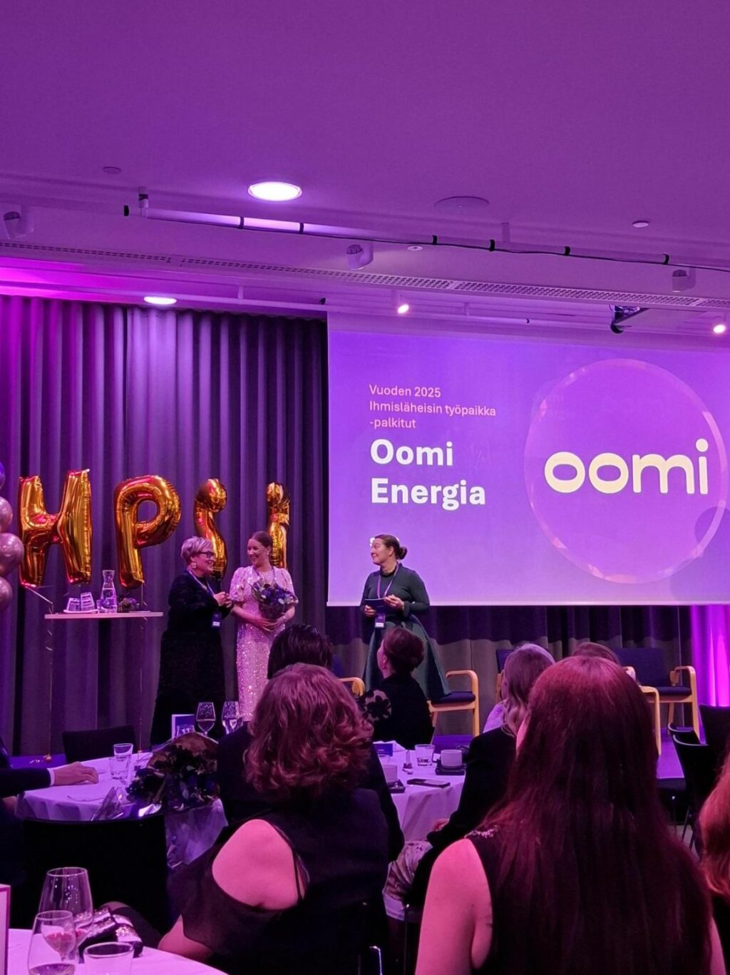 Oomikä sijoitus! Oomille 2. sija HumanPower25 -kilpailun kategoriassa "Ihmisläheisin työpaikka – alle 250 henkilöä" 💛Jo finaalipaikka oli meille suuri kunnia, ja on upeaa, että panostuksemme oomilaisten yhteisölliseen kulttuuriin ja ihmisläheiseen tapaan toimia on huomattu. Suuri kiitos kaikille oomilaisille, kun luotte tätä kulttuuria. 💛 Suuret onnittelut myös kaikille muille HumanPower25 -finalisteille ja voittajille! Teemme hienoa työtä ihmisläheisemmän työelämän eteen. Kuvassa Oomin henkilöstöjohtaja Mervi Rastinniemi ja henkilöstöpäällikkö Mira Repo vastaanottamassa palkintoa Humanpower 2025 -gaalassa. #humanpower25 #oomilaiset Hälsa 