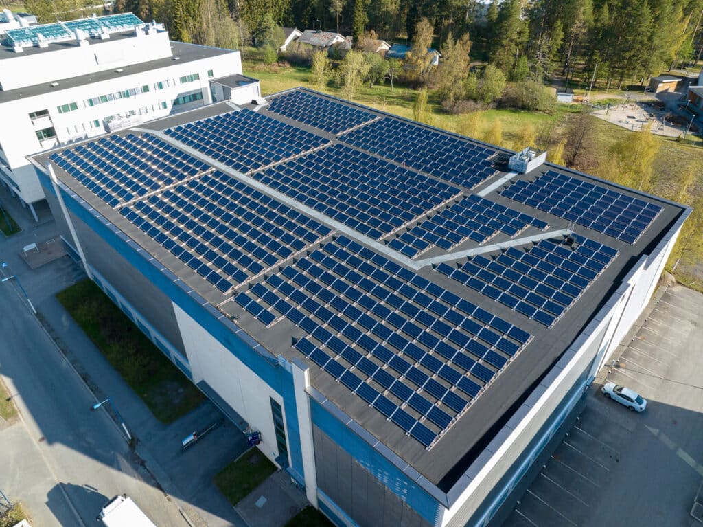 Aurinkopaneeleita rakennuksen katolla