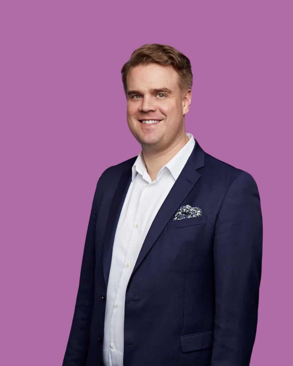 Mutkattomasti kohti uutta – vuosi 2025 Oomin silmin 💜 Vuosi 2025 on ollut Oomille ja oomilaisille vauhdikas vuosi. Sähkömarkkinoilla ja meillä on tapahtunut todella paljon – olemme kasvaneet sekä kehittäneet kokonaan uusia ja entistä mutkattomampia arjen palveluja asiakkaillemme.Oomin toimitusjohtaja Tuomas Oksanen kokosi vuoden opit ja käännekohdat blogiin:“Kun katson kulunutta vuotta 2025, mieleeni nousee ennen kaikkea yksi asia: luottamus. Vuosi on ollut Oomille täynnä muutosta, kasvua ja rohkeita askelia, mutta kaikissa käänteissä meitä on kantanut asiakkaidemme antama palaute. Se kertoo, että tekemämme työ näkyy siellä missä pitää eli sujuvampana asiakaskokemuksena, luotettavina ratkaisuina ja vastuullisena palveluna, joka tuntuu aidolta.”Lue koko blogi verkkosivuiltamme!#oomi #mutkattomastimukana #blogi