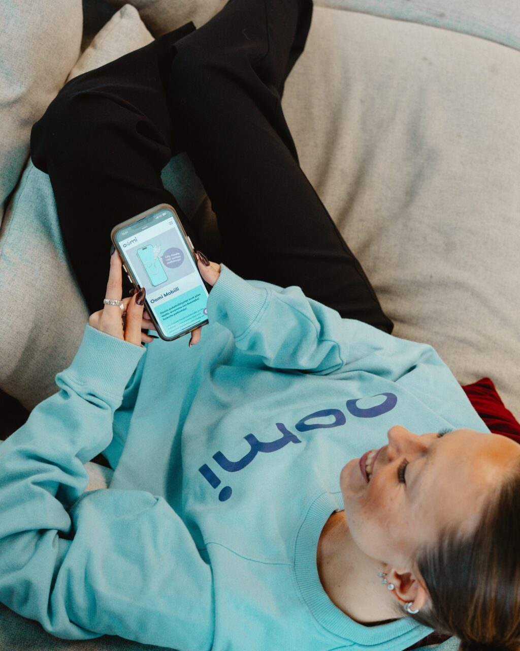Haluatko helpottaa arkeasi entisestään? Nyt voit hankkia puhelinliittymätkin Oomilta. 📲Oomi Mobiili on puhelinliittymä, joka pienentää sähkölaskuasi. Kun sinulla on sekä Oomin sähkösopimus että Oomin puhelinliittymä, saat etua sähkölaskusi loppusummasta joka kuukausi. Mitä enemmän puhelinliittymiä sinulla on, sitä enemmän etua saat! Tutustu tarkemmin sivuillamme. 🤝#oomi #sähkö #mobiili #puhelinliittymä