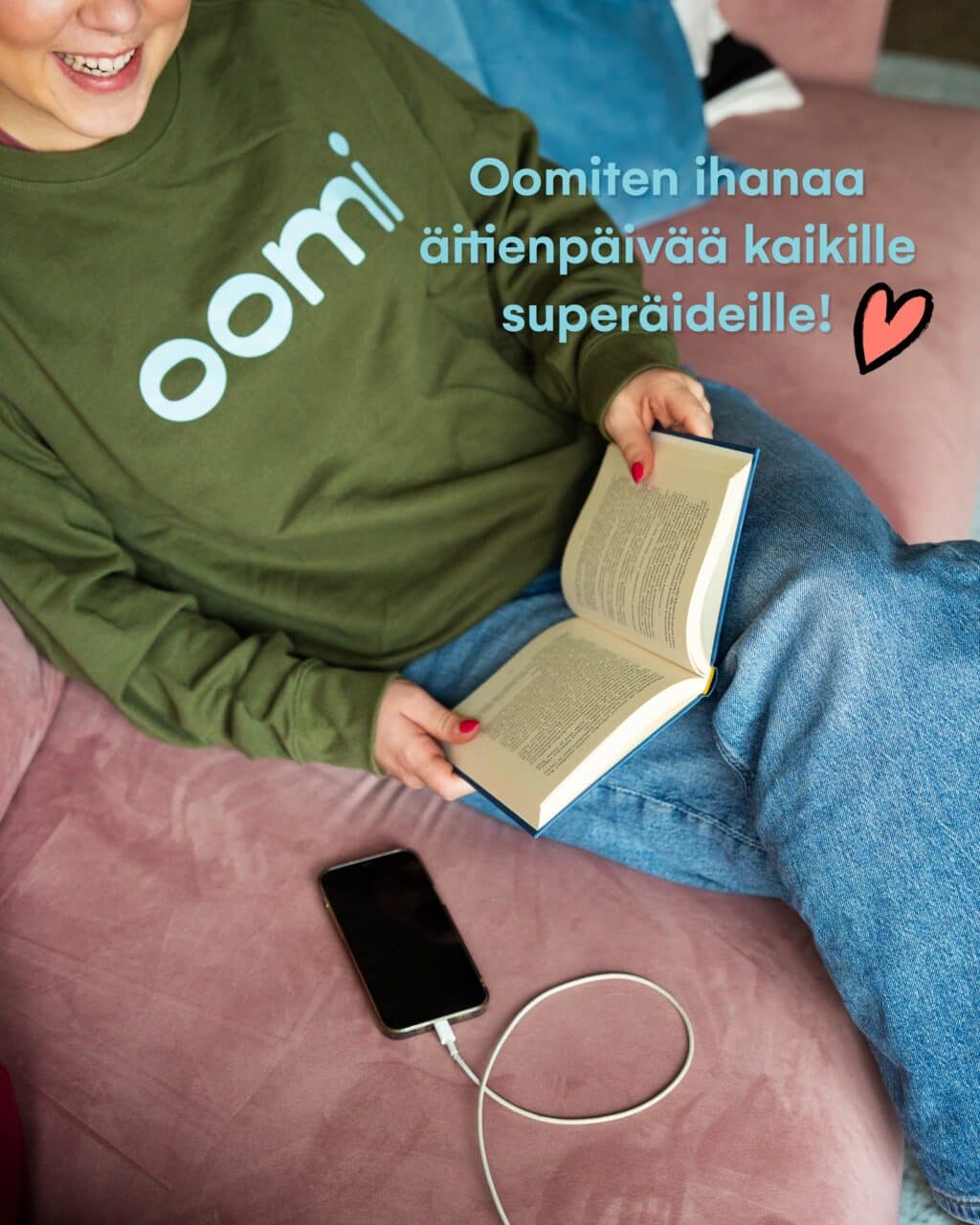 Tänään pidetään huolta, että äitien ja äitihahmojen akut latautuvat kunnolla. ✨🔋 Oomiten ihanaa äitienpäivää kaikille! 💛#Oomi #äiti #äitienpäivä