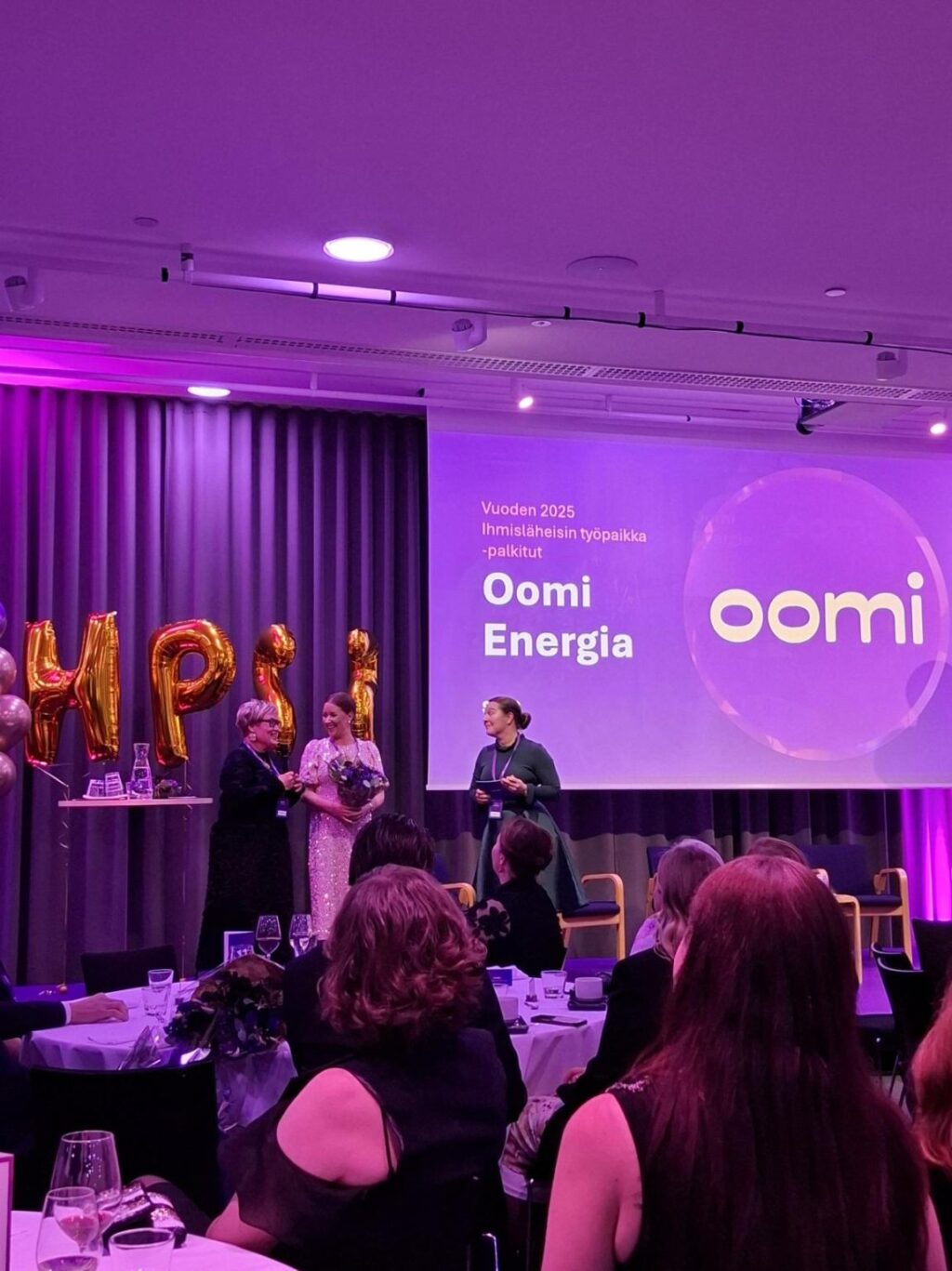 Oomikä sijoitus! Oomille 2. sija HumanPower25 -kilpailun kategoriassa "Ihmisläheisin työpaikka – alle 250 henkilöä" ?Jo finaalipaikka oli meille suuri kunnia, ja on upeaa, että panostuksemme oomilaisten yhteisölliseen kulttuuriin ja ihmisläheiseen tapaan toimia on huomattu. Suuri kiitos kaikille oomilaisille, kun luotte tätä kulttuuria. ? Suuret onnittelut myös kaikille muille HumanPower25 -finalisteille ja voittajille! Teemme hienoa työtä ihmisläheisemmän työelämän eteen. Kuvassa Oomin henkilöstöjohtaja Mervi Rastinniemi ja henkilöstöpäällikkö Mira Repo vastaanottamassa palkintoa Humanpower 2025 -gaalassa. #humanpower25 #oomilaiset Hälsa 