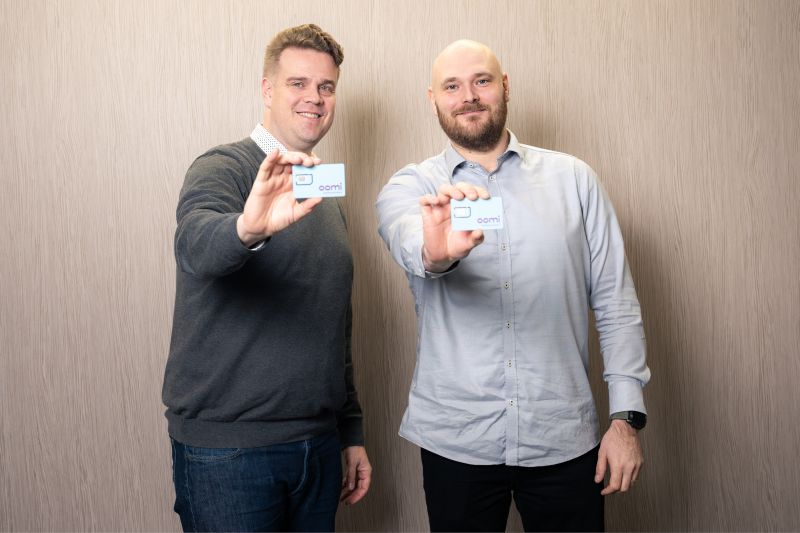 Oomi – nyt myös puhelimessa!Oomi Mobiili on Suomessa ensimmäinen puhelinliittymä, joka pienentää sähkölaskua. Keskittämisedun lisäksi liittymät vastaavat asiakkaiden toiveeseen aidosti läpinäkyvästä hinnoittelusta. Tuomme joulun alla markkinoille kaksi Oomi Mobiili -liittymäpakettia, jotka soveltuvat erinomaisesti tavallisen kuluttajan tarpeisiin.“Tuomme markkinalle kokonaan uudenlaisen ja asiakkaalle aidosti hyödyllisen liittymämallin, jossa yhdistyvät puhelinliittymä ja sähkösopimus. Oomille tämä on merkittävä, strategiamme mukainen askel kokonaan uuteen liiketoimintaan,” kuvailee Oomin toimitusjohtaja Tuomas Oksanen.Tutustu Oomi Mobiilin poikkeukselliseen keskittämisetuun ja puhelinliittymien ominaisuuksiin tarkemmin verkkosivuillamme! Tässä vaiheessa liittymän saa itselleen jättämällä soittopyynnön verkkosivujen kautta.#oomi #oomimobiili