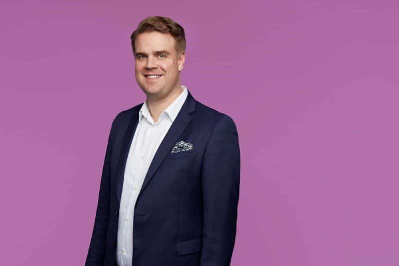 Mutkattomasti kohti uutta – vuosi 2025 Oomin silmin 💜 Vuosi 2025 on ollut Oomille ja oomilaisille vauhdikas vuosi. Sähkömarkkinoilla ja meillä on tapahtunut todella paljon – olemme kasvaneet sekä kehittäneet kokonaan uusia ja entistä mutkattomampia arjen palveluja asiakkaillemme.Oomin toimitusjohtaja Tuomas Oksanen kokosi vuoden opit ja käännekohdat blogiin:“Kun katson kulunutta vuotta 2025, mieleeni nousee ennen kaikkea yksi asia: luottamus. Vuosi on ollut Oomille täynnä muutosta, kasvua ja rohkeita askelia, mutta kaikissa käänteissä meitä on kantanut asiakkaidemme antama palaute. Se kertoo, että tekemämme työ näkyy siellä missä pitää eli sujuvampana asiakaskokemuksena, luotettavina ratkaisuina ja vastuullisena palveluna, joka tuntuu aidolta.”Lue koko blogi verkkosivuiltamme, linkin löydät kommenteista!#oomi #mutkattomastimukana #blogi