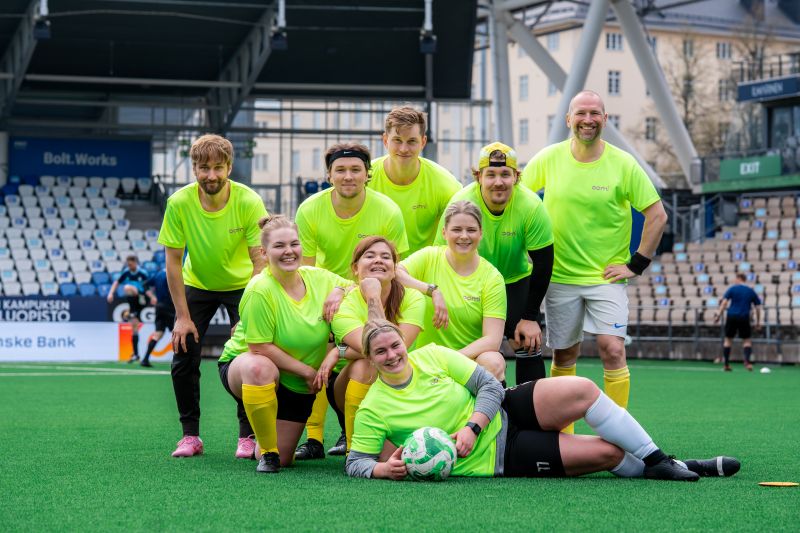 Oomikä tiimi! 🤩 Viime viikolla kisattiin kovatasoisessa HJK Business Cupissa, ja vaikka Oomin joukkue ei tällä kertaa pokannut kiertopalkintoa, oli tiimihenki kultaakin kalliimpaa. Hyvä jengi!⚡